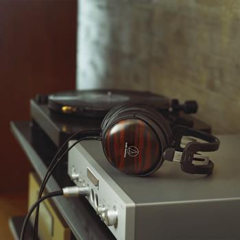 Audio-Technica ATH-AWKT Kokutan Audiophile geschlossene dynamische Holz-Kopfhörer