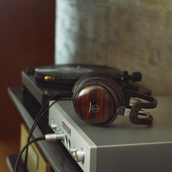 Audio-Technica ATH-AWKT Kokutan Audiophile geschlossene dynamische Holz-Kopfhörer